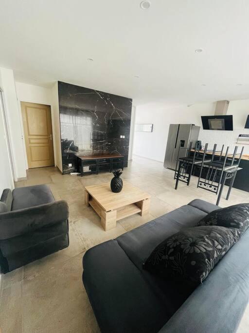 Ouveillan Jolie Maison De Village 2 Chambres מראה חיצוני תמונה